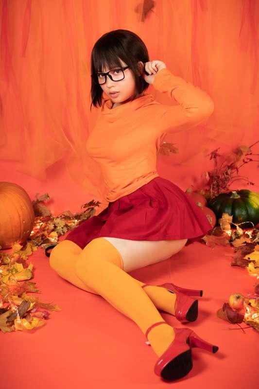 Velma is releasing tmr :) Here's a cute pic! 