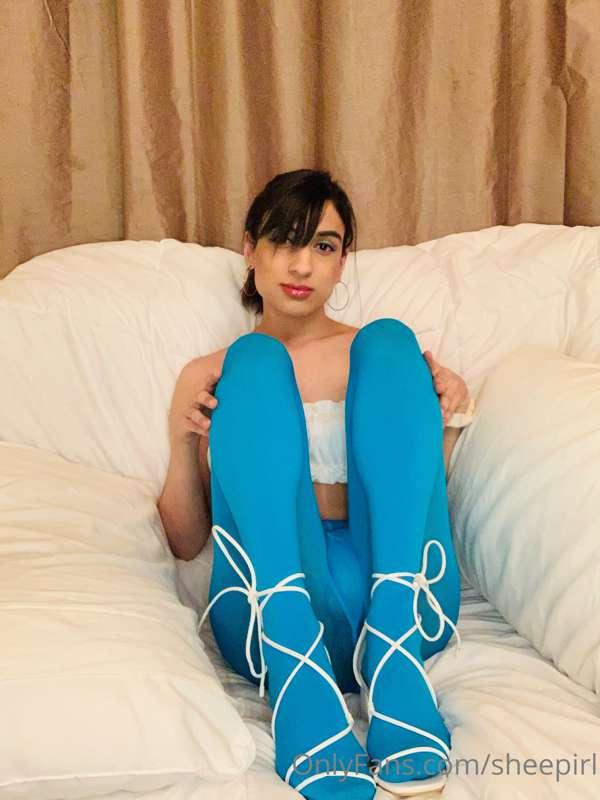 Spreading my legs for you in this tight set 💕
Would you have..
