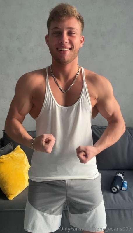 this T-shirt is out of place in the photo😋?