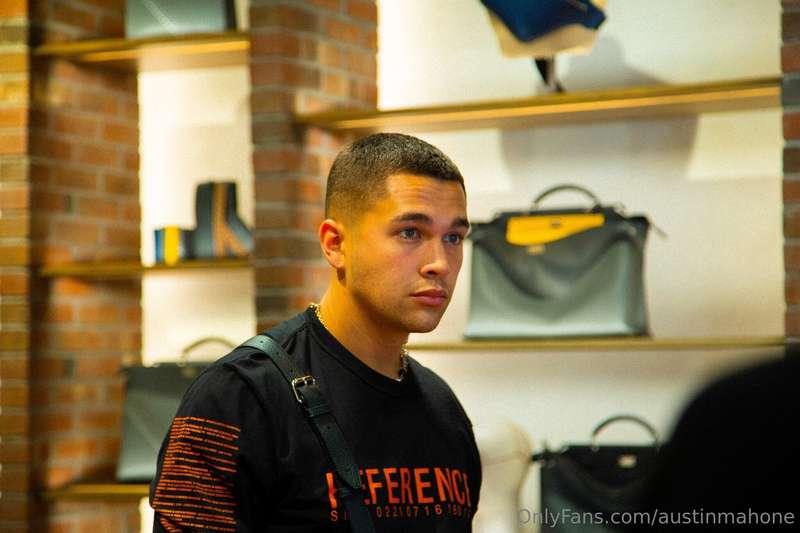 resisting the urge to bring this haircut back 🫣