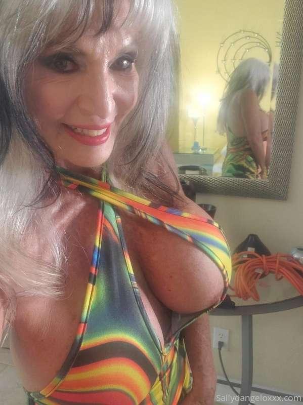 Happy titty Tuesday..and what about that twat..well she's de..