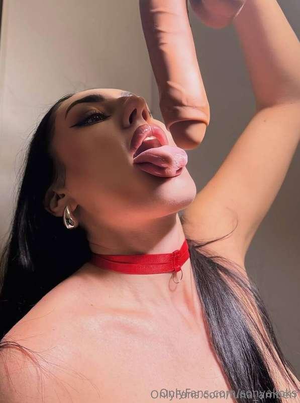 🔥Free subscription 🔥This wild @sonyakoks wants a big dick. 🍌..