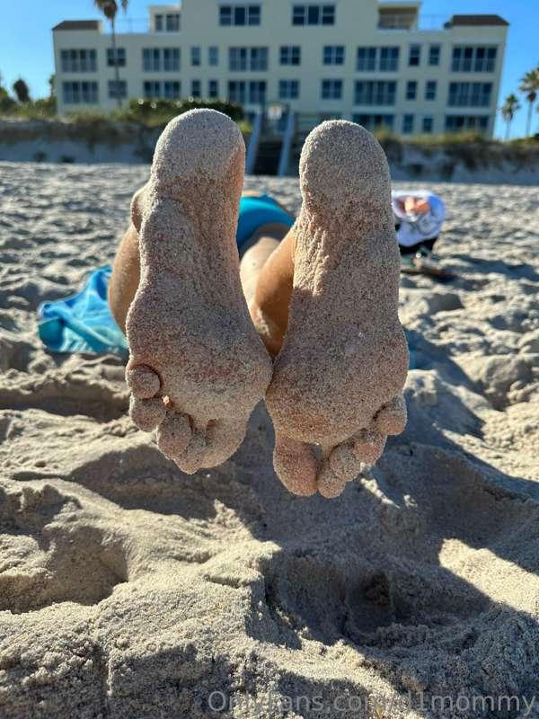 BIG mama wiggling sandy toes in the DM’s 🫶🏼🫶🏼