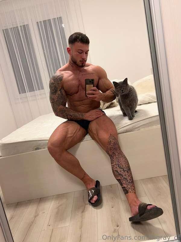 Who’s the real king of this bed? Hint: It’s not the cat 😈🍑🐾