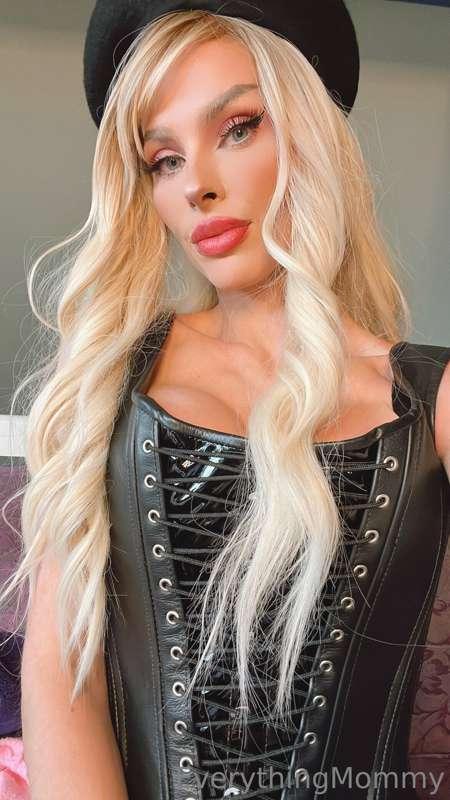 I dare you to message me right now 🖤