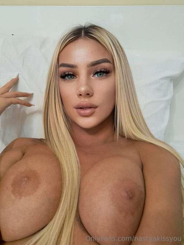💚She's ready for your dick @jessiejayee 💚
Lick me all over &..