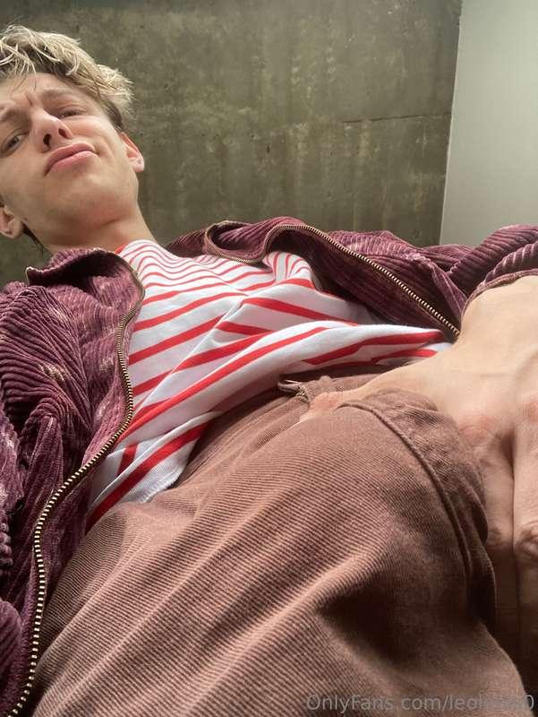 Look at this bulge 😈