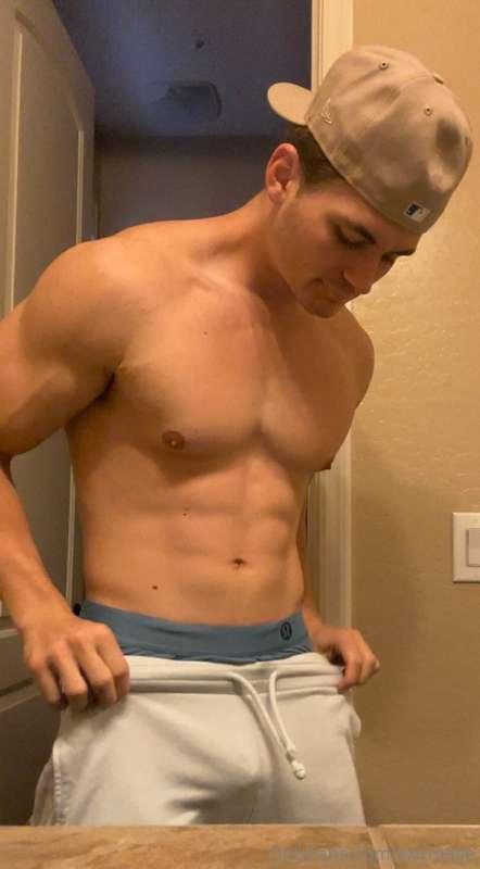 Hat or no hat? 😝 I’m intrigued to hear- please share in my D..