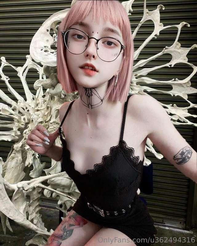 catch me shapeshifting like it’s a side quest 🖤💗