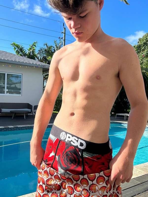 Thinking about going skinny dipping rn🙈💦