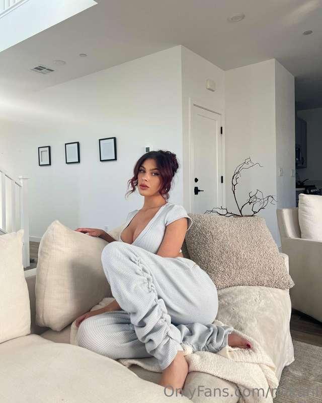 Way too sexy not to post here! 
 TIP me if you agree 😚 dm fo..
