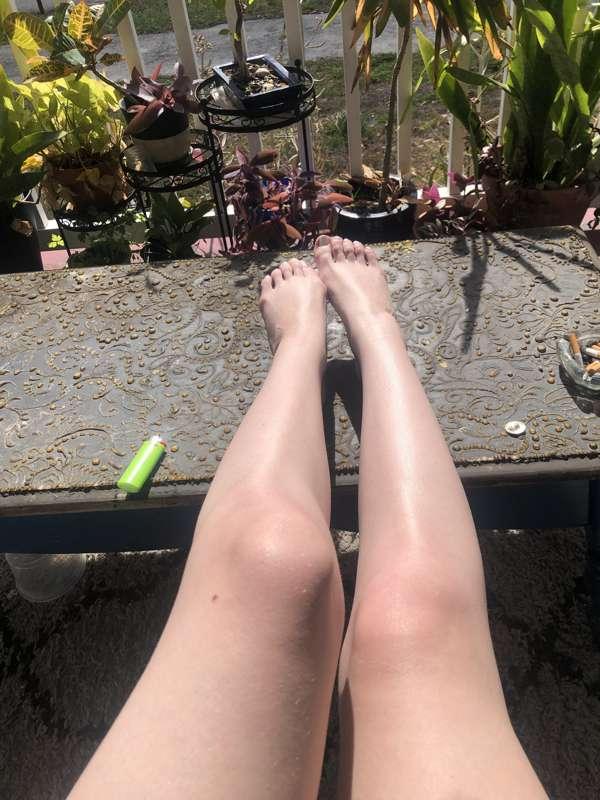 😉🦶🏻✨ would you rub my feet for me? 💕