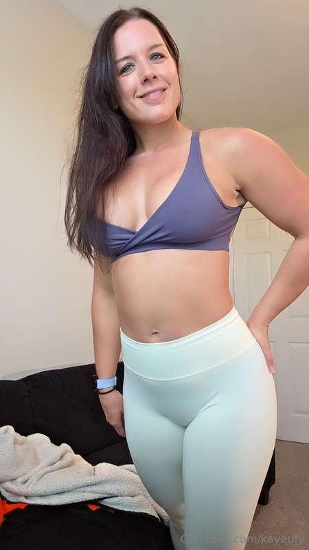 From gym 💪🏻 to office 🖊️ Which look do you prefer??? 