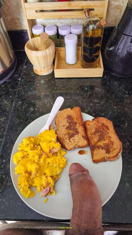 Breakfast is served 😈 Scrambled eggs, toasts and big fat sau..