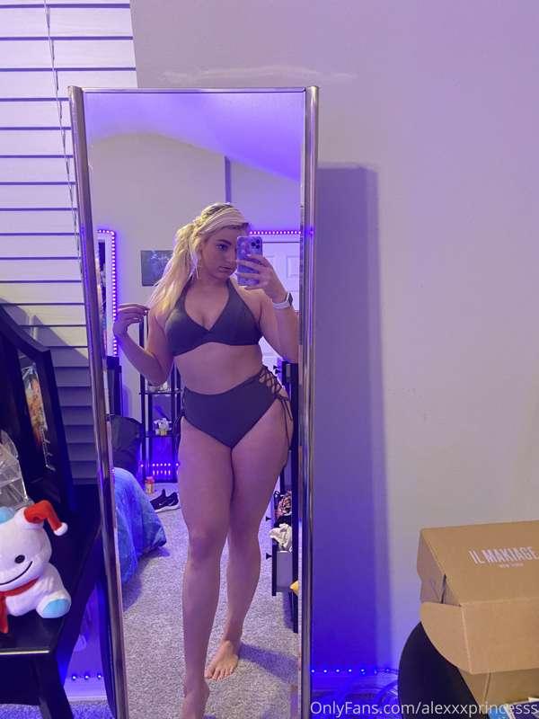 I send out lots of content in the DMs 😈 buttt message me “su..