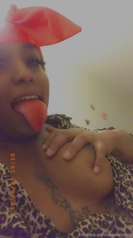 Who wants free nudes ? 

Subscribe to my nude page @VolaLari..