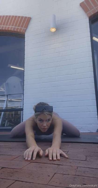 Can you tell I work out hard for this body? 🧘🏼‍♀️