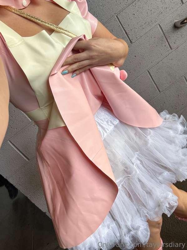 swipe if you wanna see the full outfit 👀