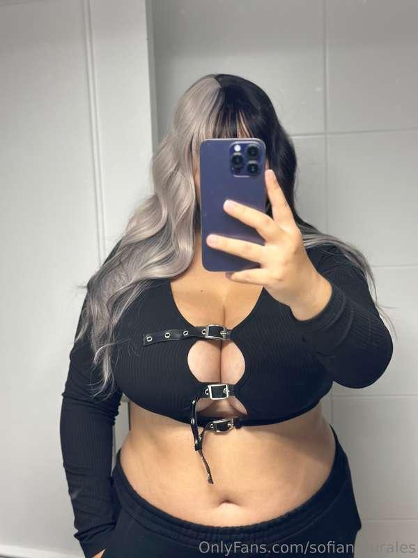 feeling the straps squeezing my tits turns me on too much🥵se..