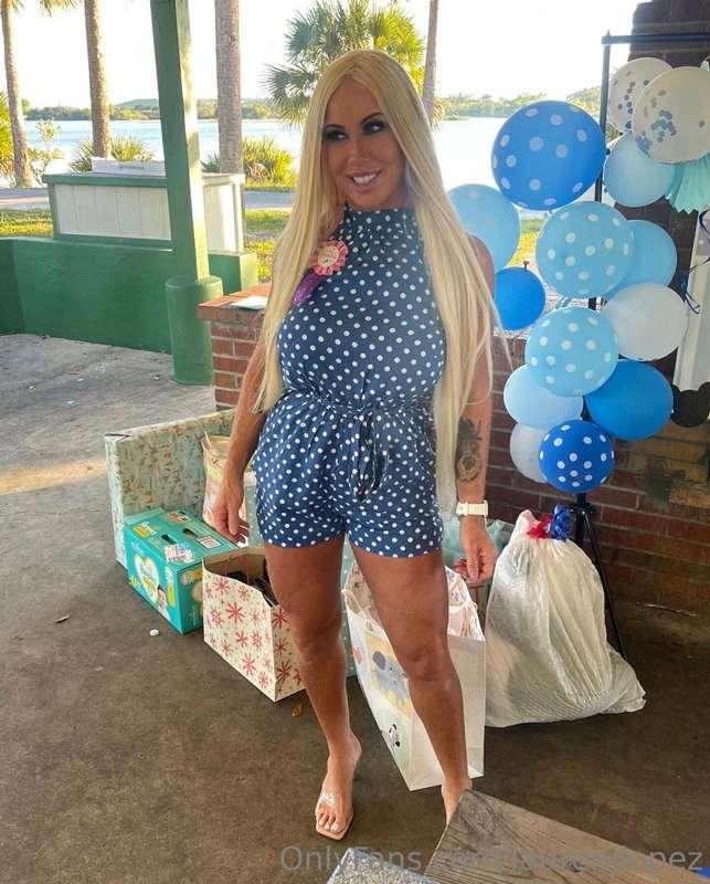 At my daughter’s baby shower today💙