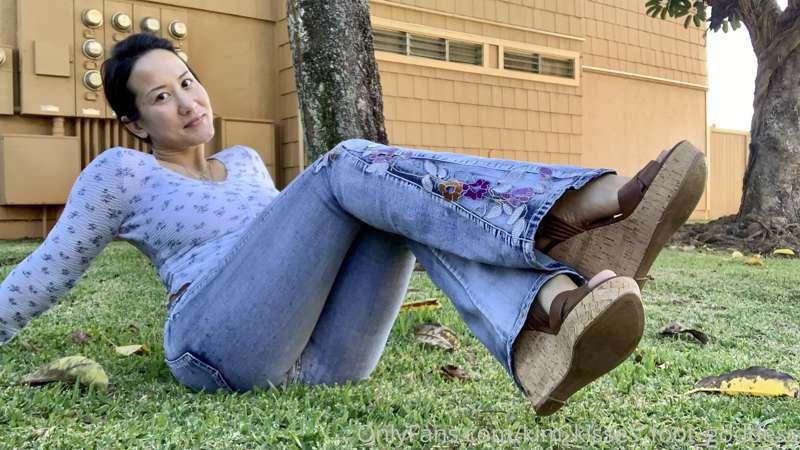 Wedge Wednesday with my Bell bottom jeans😍 ☮️