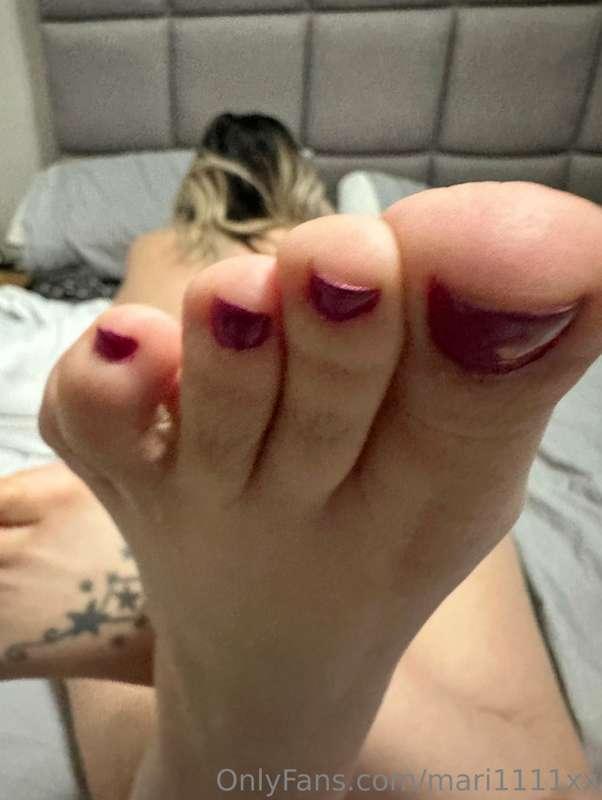 Pretty lickable toes 💗