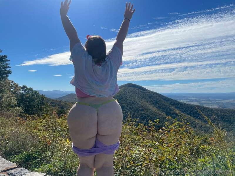 Check out that view 🍑⛰ what’s prettier, my booty or the moun..