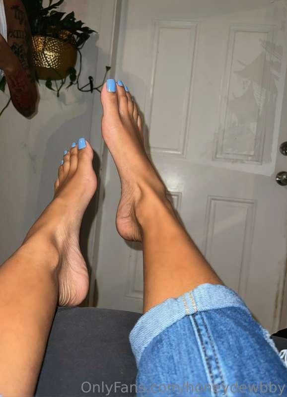 Tuesdays are for toe worship 🦋🖤👅