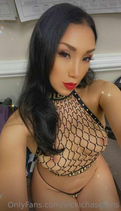 How badly do you want me to smear this lipstick? 😉⬇️
