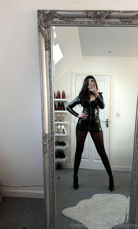 How has your day been? I’m absolutely loving this outfit, ho..