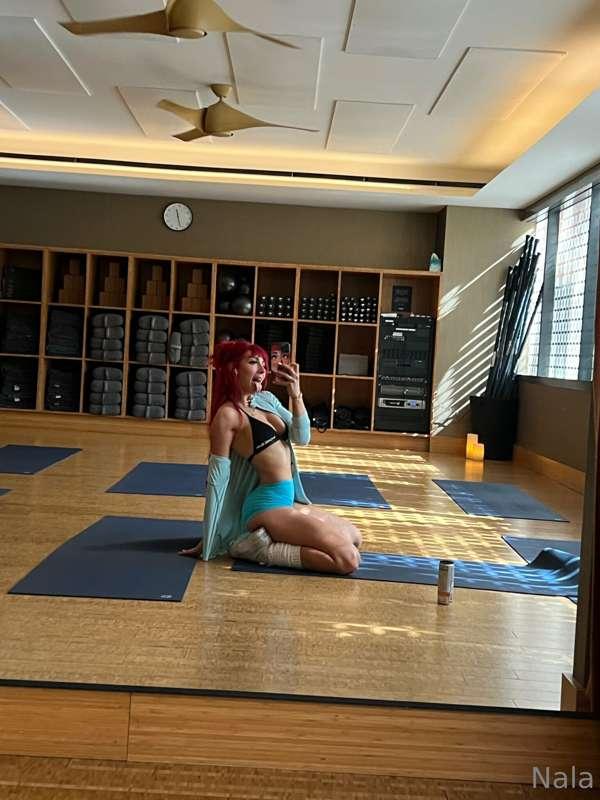 I got extra help stretching myself out before yoga class 🤫