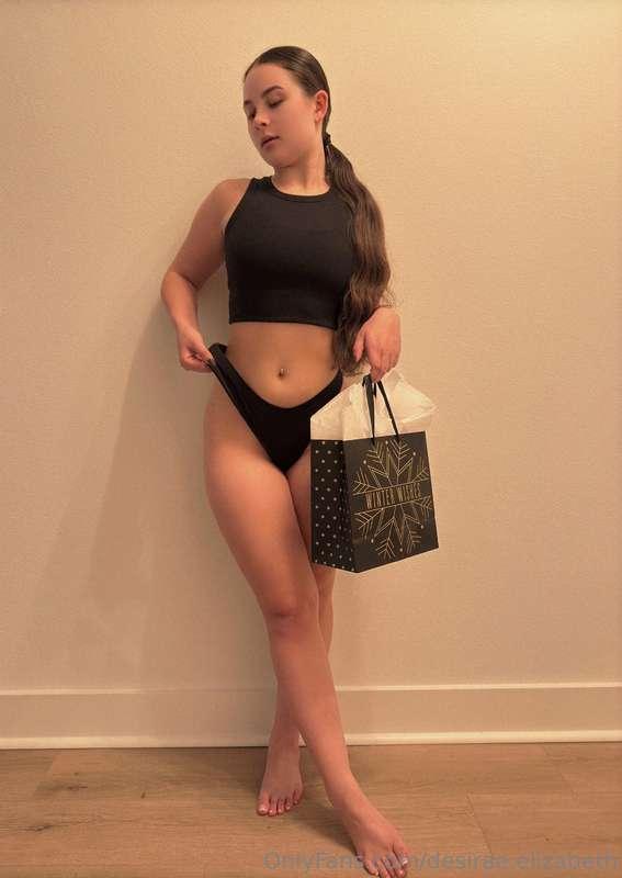 5 days til Christmas!! 🎄⭐️ unwrap your gift! 💋