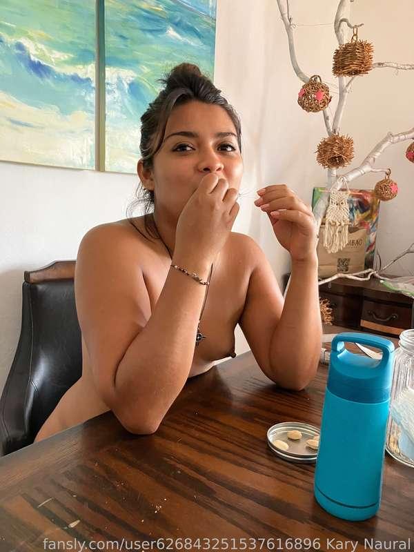 Aqui  les dejo unas fotos de una mañana lluviosa, llevamos varios dias asi por una tormenta tropical.
Cuando empecé haciendo nudismo me preocupaba mucho por lo que los nudistas y naturistas pensaban de mi contenido, buscaba su aprovacion, Poco a poco he ido madurando y definiendo mi propio estilo y ganando seguidores que les gusta lo que hago. En mi vida nada esta definido, me voy atreviendo a cosas nuevas, si me hacen sentir bien las seguire haciendo, si no me gustan tanto no las hare mas. Nada esta escrito, mi estado de animo cambia cada dia. Si a veces soy mas sexual es porque asi me siento ese dia si otro dia soy menos sexual es porque asi me siento. No actuo mi ciontenido, comparto mi vida real. 
Here are some photos of a rainy morning, we have been like this for several days due to a tropical storm.
When I started doing nudism I was very concerned about what nudists and naturists thought of my content, I sought their approval. Little by little I have been maturing and defining my own style and gaining followers who like what I do. In my life nothing is defined, I am daring new things, if they make me feel good I will continue doing them, if I don't like them so much I won't do them anymore. Nothing is written, my mood changes every day. If sometimes I am more sexual it is because that is how I feel that day. If another day I am less sexual it is because that is how I feel. I don't act my content, I share my real life.