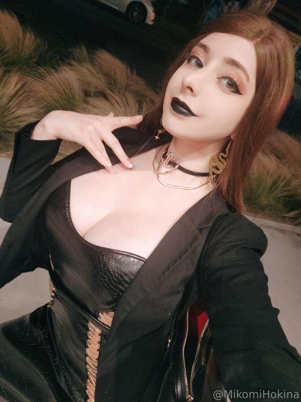 Your goth gf is ready for date night 🖤