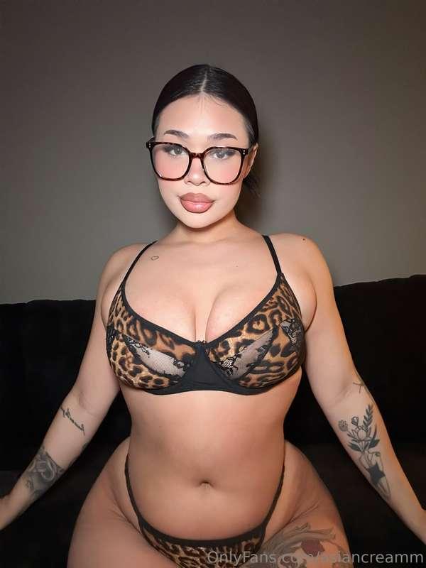 I’M ON LIVE RIGHT NOW GUYS 😍CUM JOIN 😩💦 https://onlyfans.com..