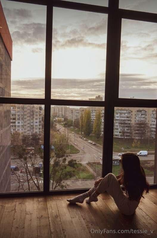 As the cityscape unfolds before me, a breathtaking panorama ..