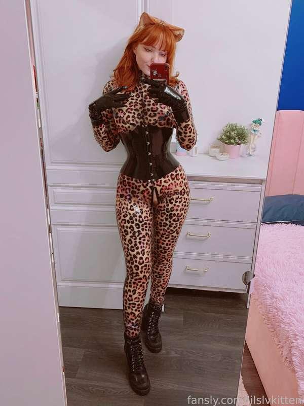 ur latex kitty is here to SEDUCE 🐱
#latex #corset