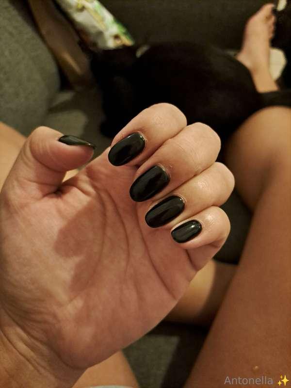 Let me scratch your back 

For my hands lovers 😘