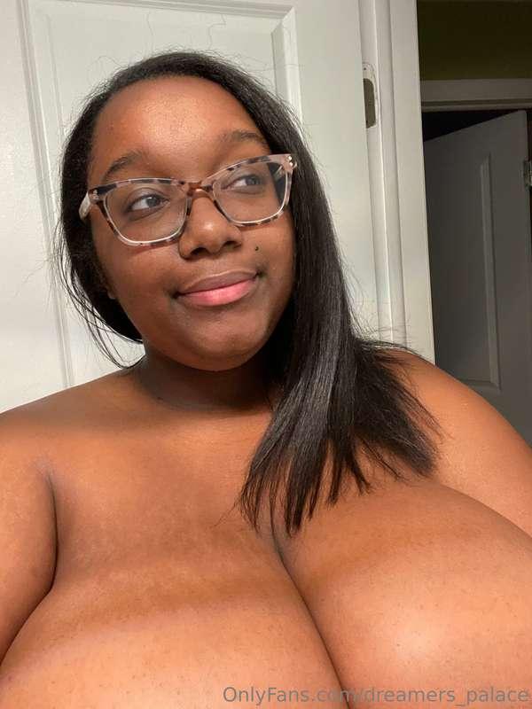🎀I straightened my hair so you’d have better grip at pulling..