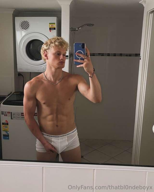 Tanned, jacked, and horny as fuck 