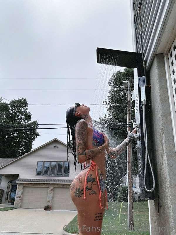 Wishing this was your cum I was showering with 💦🥵