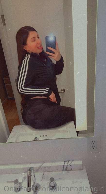 Some booty cheek 😇