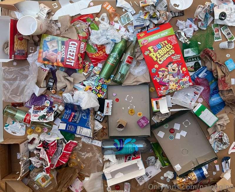 I spy my little brown eye. 🍫🌟📚