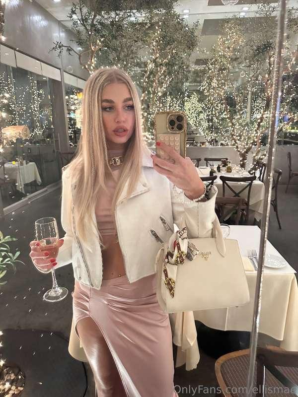  Champagne time, and I have a confession to make... 💋 say Hi..