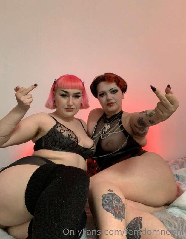 Middle fingers up 🖕🖕  @viioletskye