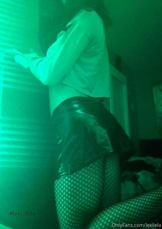 you know she a hoe when she got the RGB light strip in her r..