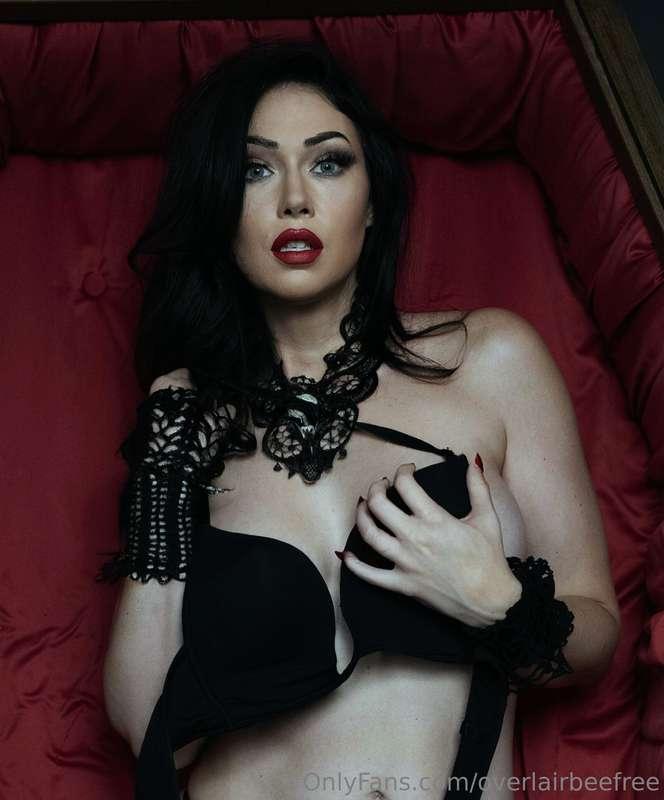 Elvira is my idol, can you tell? 