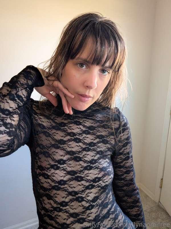 Posing in a full lace bodysuit: https://onlyfans.com/1813732..