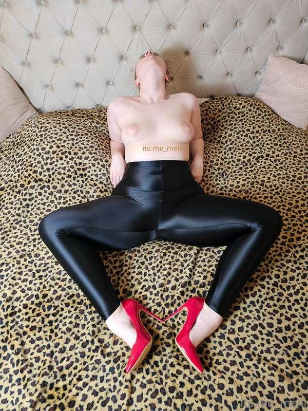 Ich trage eine enge schwarze satin Leggings die richtig glän..