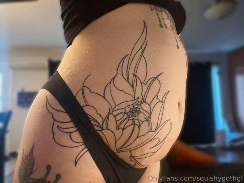 Upper stomach bulge is hitting hard after 3L of smoothie 🤤🤤 ..